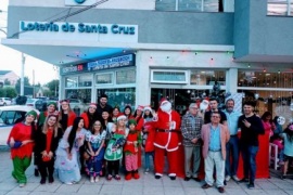Papá Noel estuvo en Lotería de Santa Cruz y dejó regalos para los más chicos