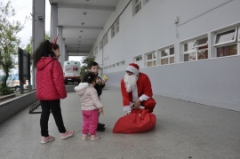 Papá Noel visitó el Hospital de Río Gallegos y entregó regalos a los niños