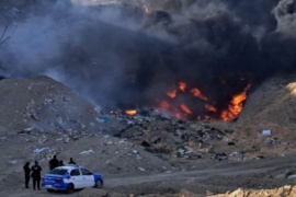 Bomberos sofocaron incendio sobre basural