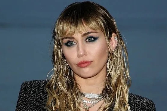 La increíble foto de Miley Cyrus imitando el gesto del Dibu Martínez