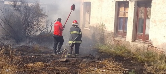 Pudo ser una tragedia: bomberos apagaron incendio frente a una vivienda
