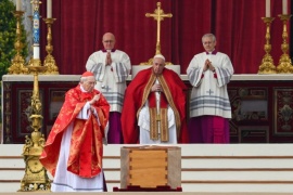 El Papa Francisco encabezó el funeral de Benedicto XVI ante miles de fieles