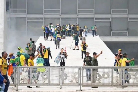 Militantes de Jair Bolsonaro atacaron a un periodista en Brasil