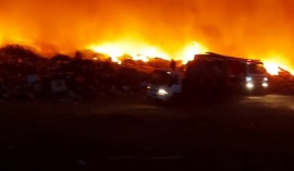 Enorme incendio intencional en el basural de Caleta Olivia