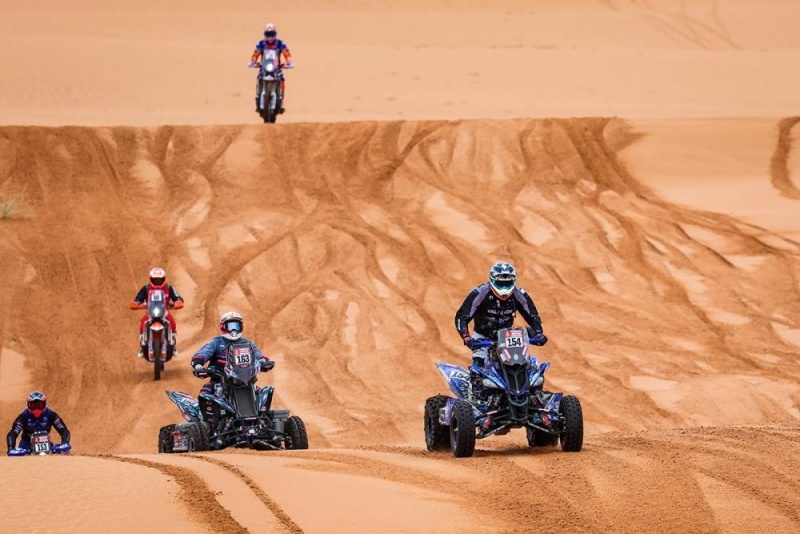Motos y cuatriciclos se entremezclaron en las dunas camino a Haradh. 