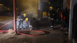 Bomberos sofocaron un grave incendio sobre un auto