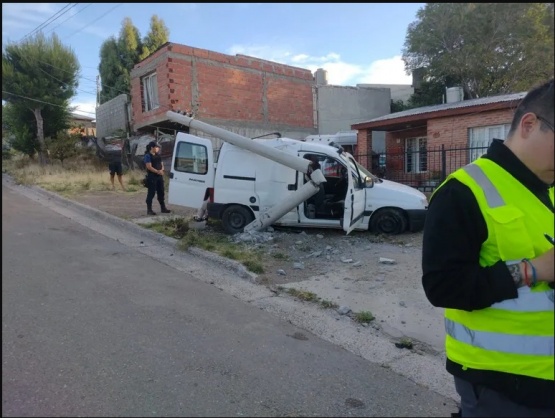 Escapaban de la policía, lasherense se tiró del vehículo y el conductor chocó