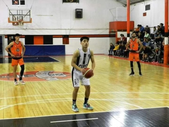 Aredes volvió a migrar para jugar en la tercera categoría del básquet nacional