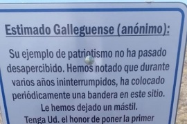 Todos los años coloca una bandera en Punta Loyola y lo reconocieron con un cartel