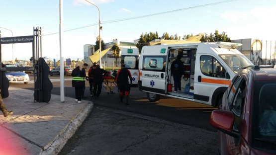 Bomberos rescatan a una mujer que se metía al agua