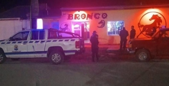 Policía detiene a un hombre armado en un bar