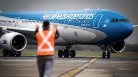 Aerolíneas Argentinas: un avión sufrió un reventón de neumáticos y fue desviado a Ezeiza