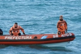Continúa la búsqueda del kayakista: encontraron un velero abandonado en la costa del lago