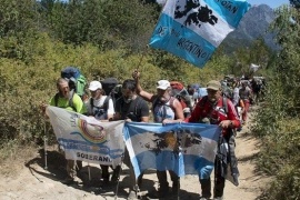 Más de 1.000 personas de 120 organizaciones marcharon a Lago Escondido