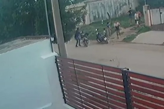 Vecinos atraparon a un ladrón, lo ataron a un poste y lo llevaron a la comisaría