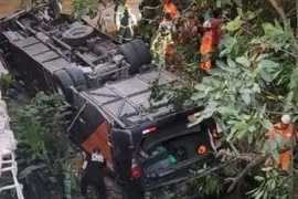 Tragedia: cuatro muertos al caer un ómnibus desde un puente