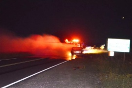 Viajaban desde Catamarca a Caleta Olivia y se les incendió el auto