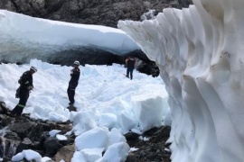 Un herido y un fallecido tras derrumbarse una cueva en el Cerro Hielo Azul: son de Caleta Olivia