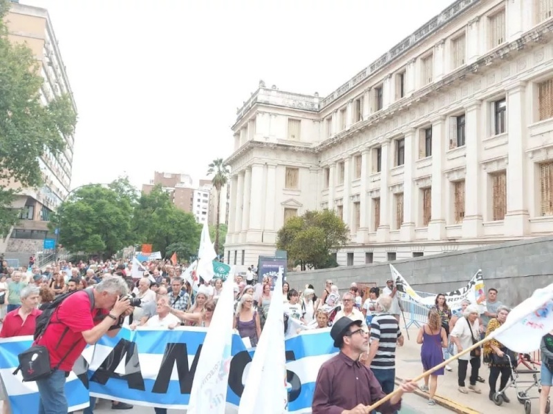 Dirigentes y militantes gremiales, políticos, sociales y de derechos humanos reclamaron hoy la 