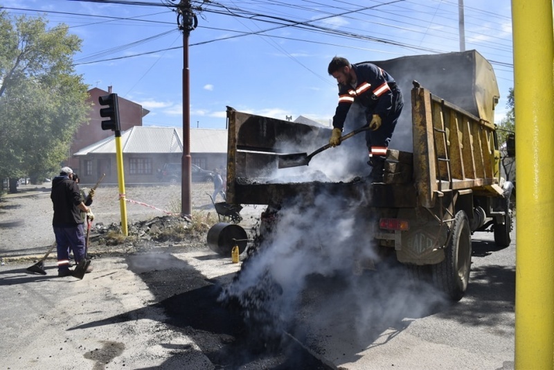 Municipales de Río Gallegos capacitan a sus pares de Río Turbio sobre bacheo. 