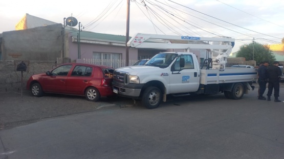Camión de servicios públicos chocó tres vehículos estacionados