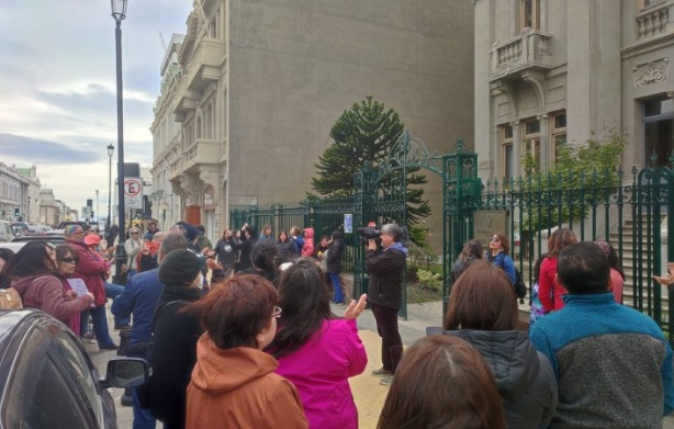 Los trabajadores se manifestaron en las afueras del municipio.