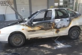 Un hombre incendió su auto porque se lo iban a secuestrar