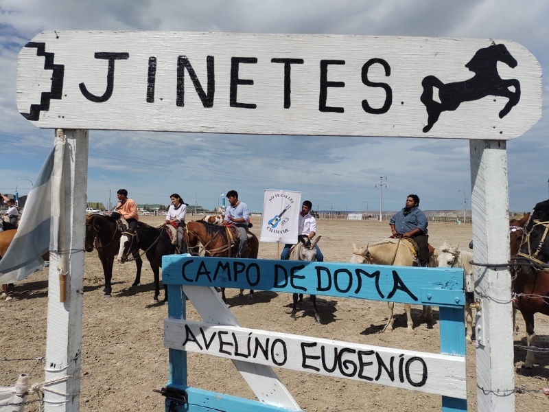 Autoridades en la apertura de la jineteada (C.G)