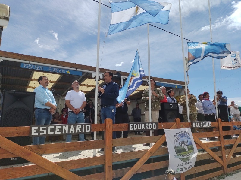 Autoridades en la apertura de la jineteada (C.G)