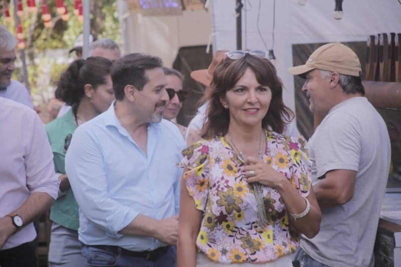 La Ministra de Producción, Comercio e Industria de la provincia, Silvina Córdoba recorrió los stand productivos de la Fiesta Nacional del Róbalo. 
