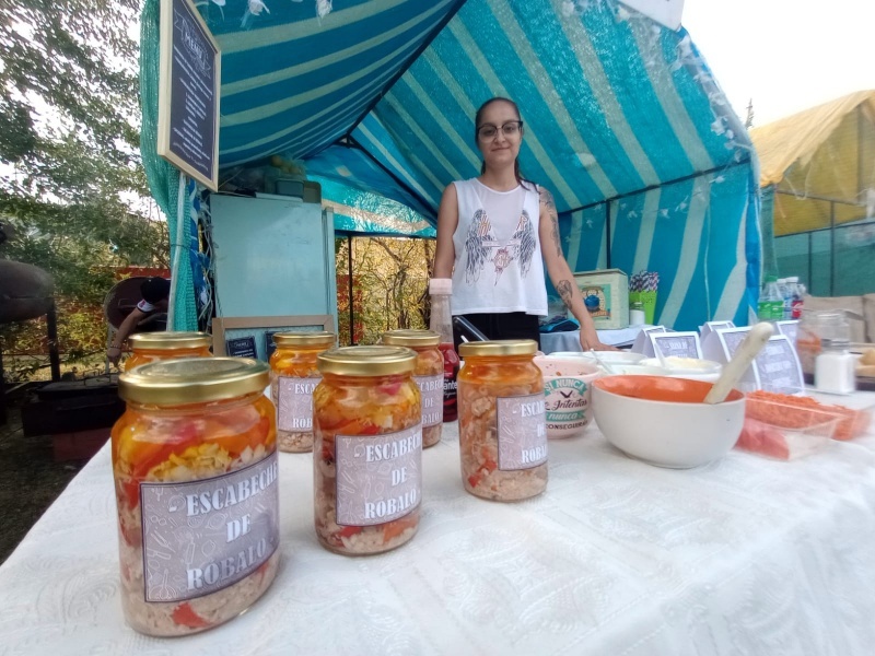 La Ministra de Producción, Comercio e Industria de la provincia, Silvina Córdoba recorrió los stand productivos de la Fiesta Nacional del Róbalo. 