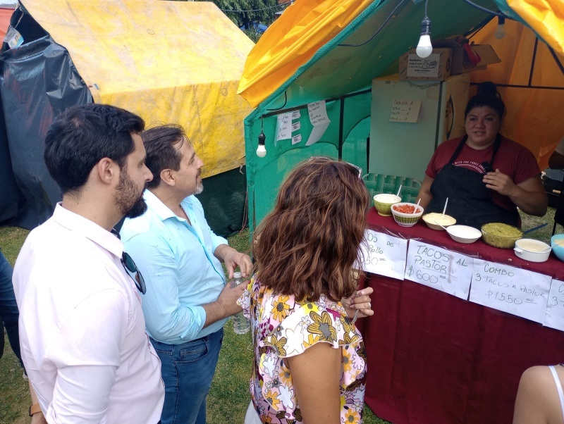 La Ministra de Producción, Comercio e Industria de la provincia, Silvina Córdoba recorrió los stand productivos de la Fiesta Nacional del Róbalo. 