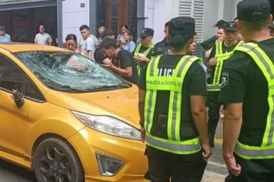 Rosario: un conductor atropelló a manifestantes de un piquete y le destrozaron el auto