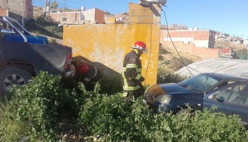 Bomberos auxiliaron a un vehículo que chocó contra un nicho de gas