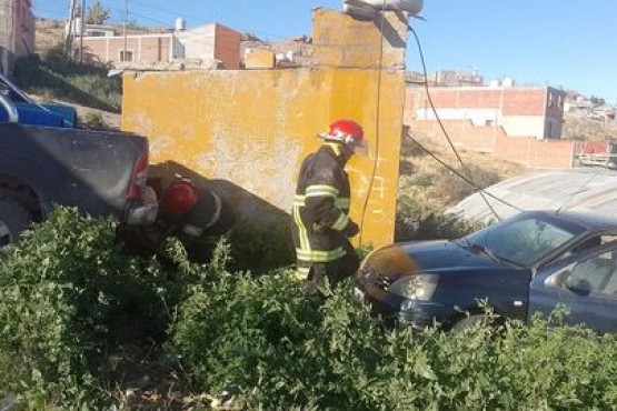 Bomberos auxiliaron a un vehículo que chocó contra un nicho de gas