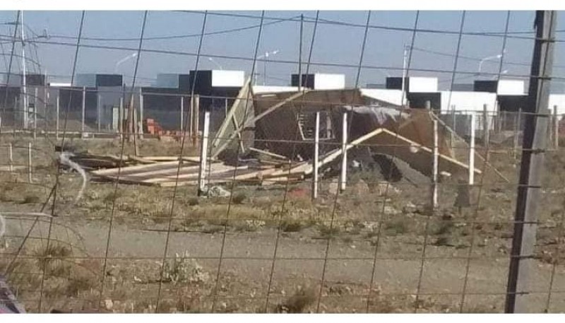 Por las fuertes ráfagas de viento una casa se derrubó en el barrio Santa Cruz 