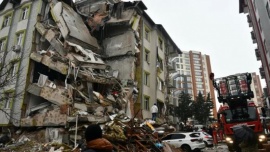 Más de 1.400 muertos por un devastador terremoto de 7,8 de magnitud en Turquía y Siria