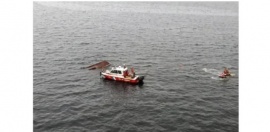 Murieron 3 y 5 están desaparecidos: una familia navegaba en el mar, un violento oleaje dio vuelta el barco y se hundieron en segundos