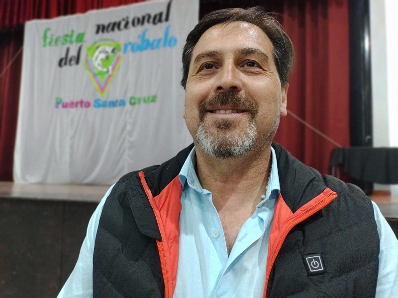 Néstor González, intendente de Puerto Santa Cruz .