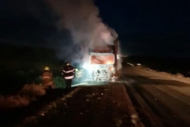 Importante incendio sobre camión