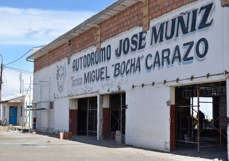 Se están reparando y haciendo cerca de seis mil metros lineales de piano en todo el trazado que tiene el autódromo José Muñiz.