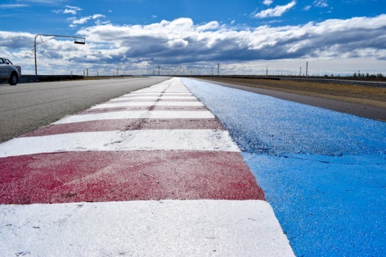 Se están reparando y haciendo cerca de seis mil metros lineales de piano en todo el trazado que tiene el autódromo José Muñiz.