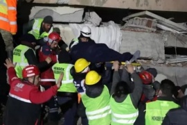 Terremoto: rescataron a un papá y su hija de 5 años tras 90 horas bajo los escombros