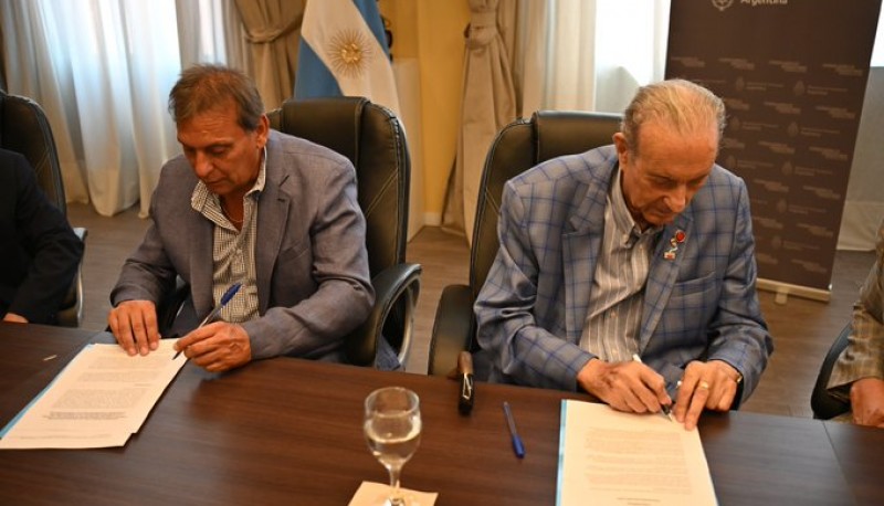 presidente de la empresa Ferrocarriles Argentinos Sociedad del Estado, Damián Contreras, y el presidente de la Asociación del Congreso Panamericano de Ferrocarriles, Lorenzo Pepe