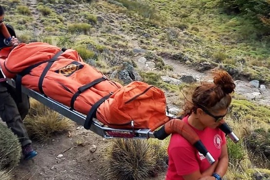 Una turista fue rescatada luego de accidentarse haciendo boulder