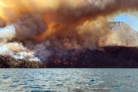 Contienen los incendios que afectan al Parque Nacional Los Alerces y el lago Cholila
