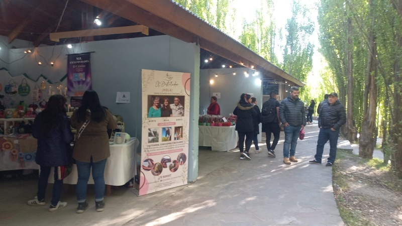 Arrancó la Feria de Artesanos en la Fiesta Nacional del lago. 