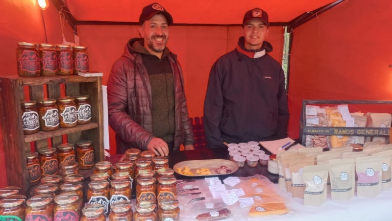 Arrancó la Feria de Artesanos en la Fiesta Nacional del lago. 