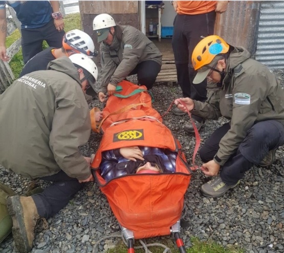 Asisten a una mujer que se lesionó el tobillo en Playa Larga