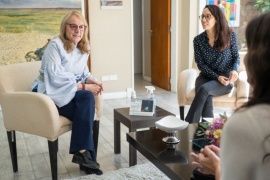 Alicia Kirchner recibió en Casa de Gobierno a Julia Rosemberg, autora del libro “Evita y las mujeres”